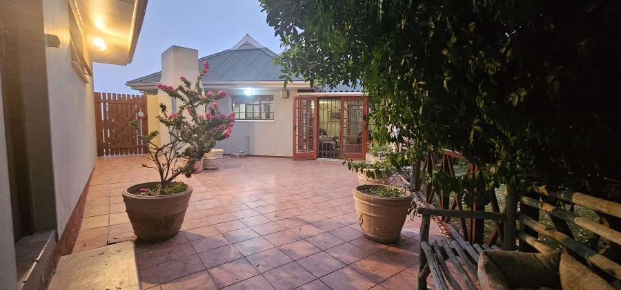 3 Bedroom Property for Sale in Middedorp Western Cape